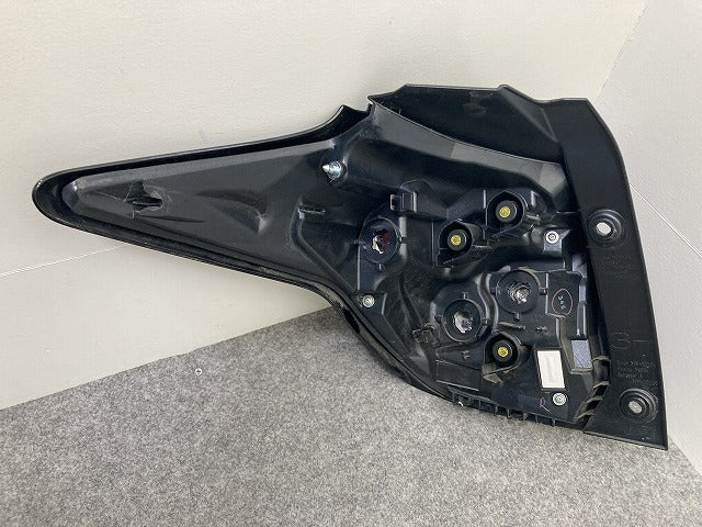 ヤリス KSP210/MXPA10/MXPA15 純正 右 テールランプ/ライト/レンズ LED RH KOITO K0-10 81551-K0020 ブラック ソリッド トヨタ(149834)