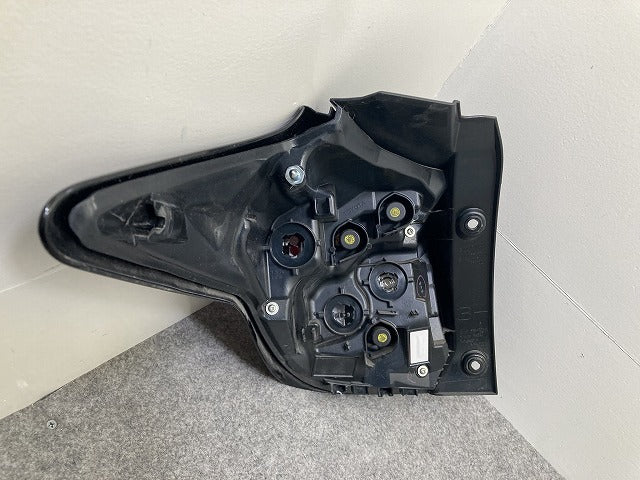 ヤリス KSP210/MXPA10/MXPA15 純正 右 テールランプ/ライト/レンズ LED RH KOITO K0-10 81551-K0020 ブラック ソリッド トヨタ(149834)