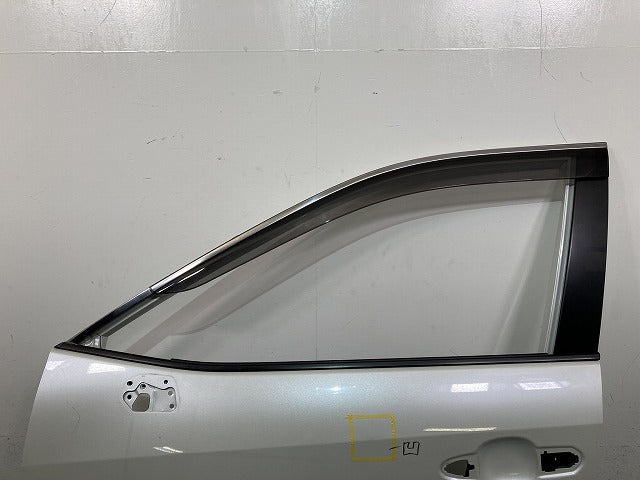 RAV4 ラブ4 MXAA52/MXAA54/AXAH52/AXAH54 純正 左 フロント ドア バイザー付 ホワイトパールクリスタルシャイン 070 トヨタ(149857)