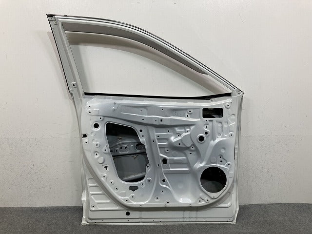 RAV4 ラブ4 MXAA52/MXAA54/AXAH52/AXAH54 純正 左 フロント ドア バイザー付 ホワイトパールクリスタルシャイン 070 トヨタ(149857)