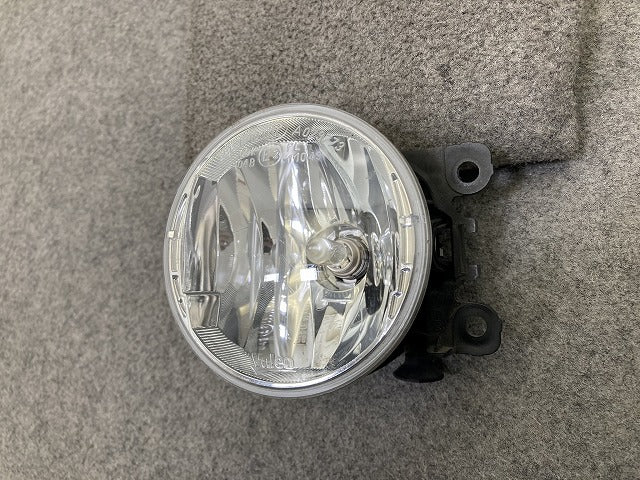 ジムニー JB64W 純正 左右共通 フォグランプ/フォグライト ハロゲン VALEO 90054229 スズキ(149910)