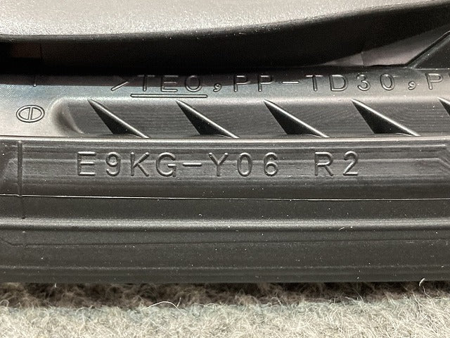 新品!CX-30/CX30 純正 右 フロント ドア ガラス ラン ドア ウエザーストリップ E9KG-Y06 DFR5-58-60ZD 素地 マツダ(149955)