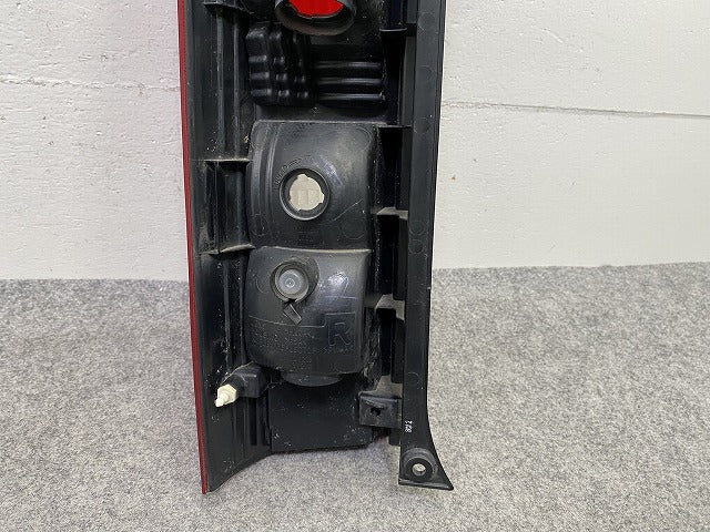 エブリィ DA64V/DA64W 純正 右 テールランプ/ライト/レンズ ハロゲン TOKAIDENSO 35603-68H1 スズキ(149962)