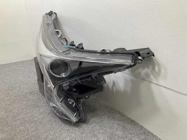 プリウス 50系/ZVW50/ZVW51/ZVW55 純正 右 ヘッドライト/ランプ レベライザーLED 刻印C1 RH KOITO 47-75 トヨタ(150003)