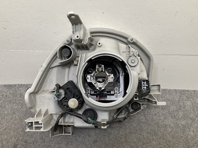 シエンタ NCP81G/NCP85G 純正 左 ヘッドライト/ランプ レベライザーハロゲン KOITO 52-265 トヨタ(150006)