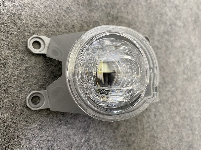 ハリアー ヤリスクロス プリウス アルファード 汎用 純正 右 フォグランプ/フォグライト LED RH KOITO 12-611 トヨタ(150079)
