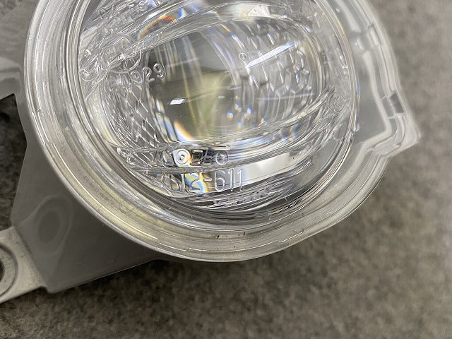 ハリアー ヤリスクロス プリウス アルファード 汎用 純正 右 フォグランプ/フォグライト LED RH KOITO 12-611 トヨタ(150079)