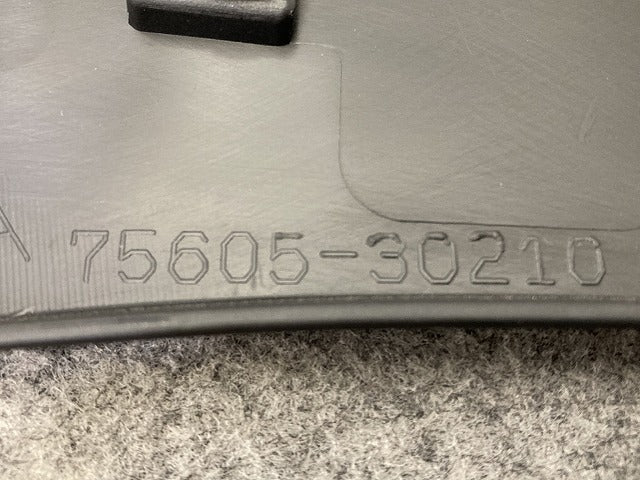 新車取り外し!クラウン クロスオーバー AZSH35 RS/TZSH35 純正 右 リア フェンダーアーチモール 75605-30210 MSD15-30001-A0 素地(150131)