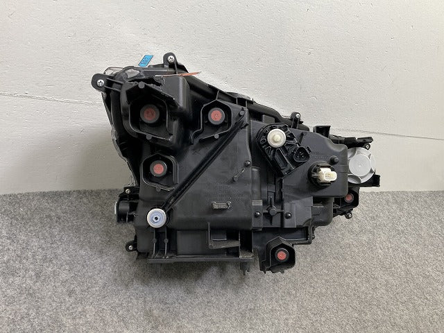 ジャンク!ヤリスクロス MXPB10/MXPB15 純正 左 ヘッドライト/ランプ レベライザーLED 刻印B2 LH KOITO 52-325 81150-52N22 トヨタ(150157)