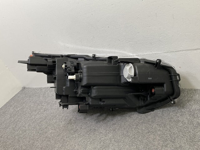 ジャンク!ヤリスクロス MXPB10/MXPB15 純正 左 ヘッドライト/ランプ レベライザーLED 刻印B2 LH KOITO 52-325 81150-52N22 トヨタ(150157)