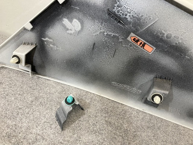 ヴォクシー/ノア 90系/ZWR90W/ZWR95/MZRA90/MZRA95 純正 左 スライドレール カバー 60836-V1010 ホワイトパールクリスタルシャイン(150162)