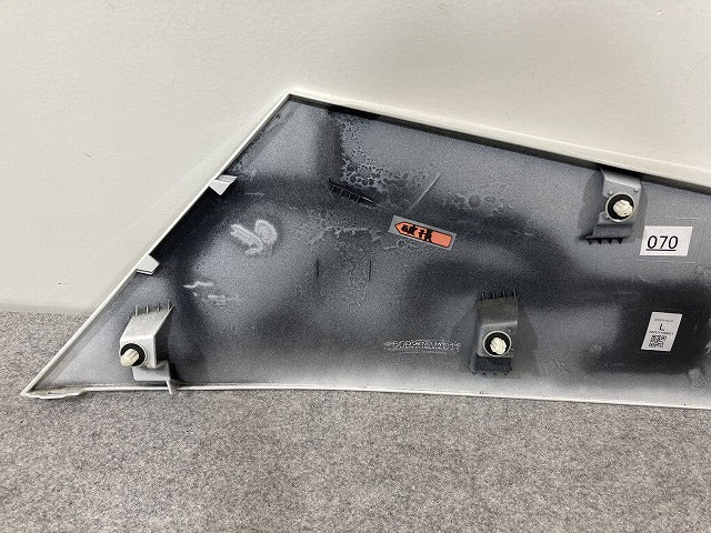 ヴォクシー/ノア 90系/ZWR90W/ZWR95/MZRA90/MZRA95 純正 左 スライドレール カバー 60836-V1010 ホワイトパールクリスタルシャイン(150162)