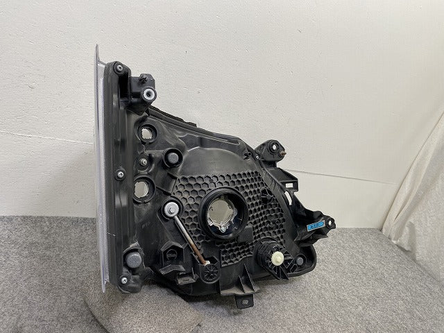 キャラバン NV350 E26 純正 後期 左 ヘッドライト/ランプ ハロゲン レベライザー 刻印A ICHIKOH 1946 26075-5YE5B 日産(150163)