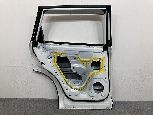 エクストレイル/X-TRAIL T33/SNT33 純正 左 リア ドア バイザーサイドパネル付 アーチモール付き LH プリズムホワイト QBE 日産(150181)