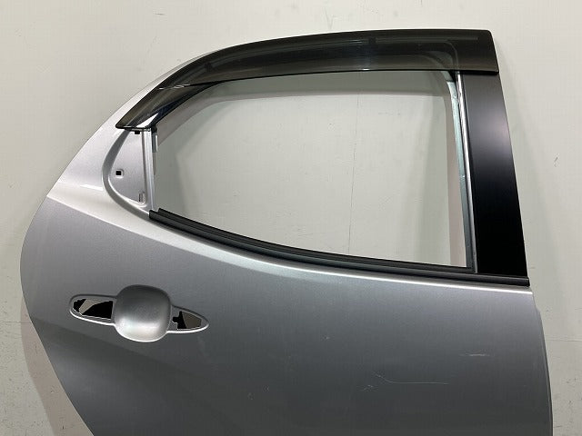 ヤリス KSP210/MXPA10/MXPA15 ハイブリッド/MXPH10/MXPH15 MXPH14/MXPH17 純正 右 リア ドア バイザー付 シルバー メタリック(150370)
