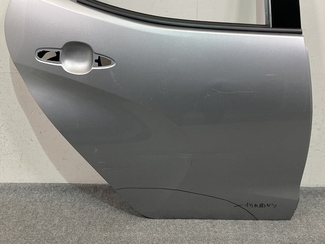 ヤリス KSP210/MXPA10/MXPA15 ハイブリッド/MXPH10/MXPH15 MXPH14/MXPH17 純正 右 リア ドア バイザー付 シルバー メタリック(150370)