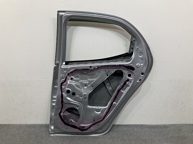ヤリス KSP210/MXPA10/MXPA15 ハイブリッド/MXPH10/MXPH15 MXPH14/MXPH17 純正 右 リア ドア バイザー付 シルバー メタリック(150370)