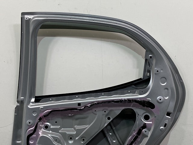 ヤリス KSP210/MXPA10/MXPA15 ハイブリッド/MXPH10/MXPH15 MXPH14/MXPH17 純正 右 リア ドア バイザー付 シルバー メタリック(150370)