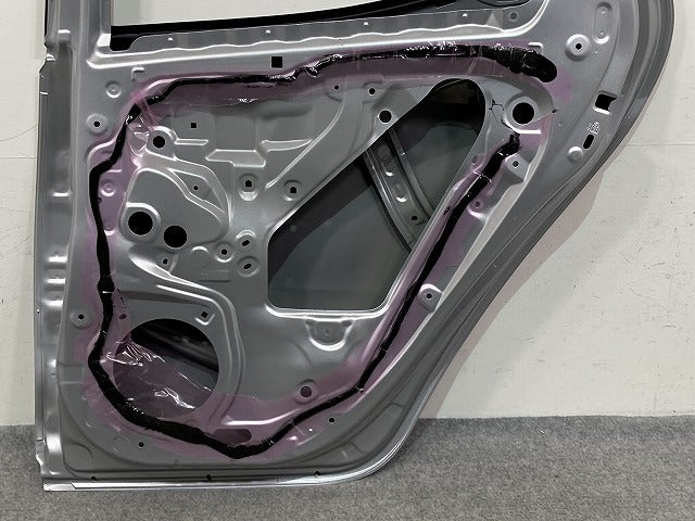 ヤリス KSP210/MXPA10/MXPA15 ハイブリッド/MXPH10/MXPH15 MXPH14/MXPH17 純正 右 リア ドア バイザー付 シルバー メタリック(150370)