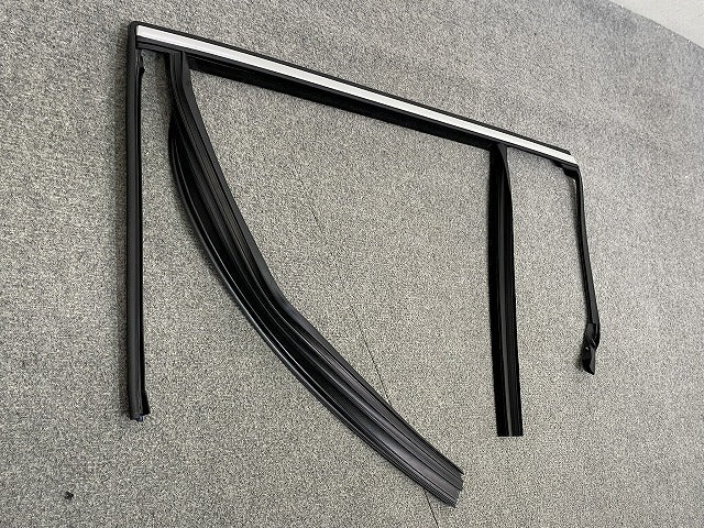 新品!V60 FB/FD 系 純正 左 リア ドア ガラスランチャンネル 312 533 14 31352555 ブラック ボルボ(150415)