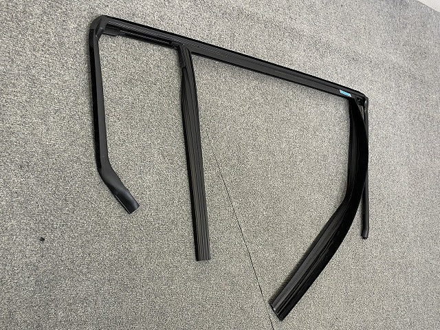 新品!V60 FB/FD 系 純正 左 リア ドア ガラスランチャンネル 312 533 14 31352555 ブラック ボルボ(150415)
