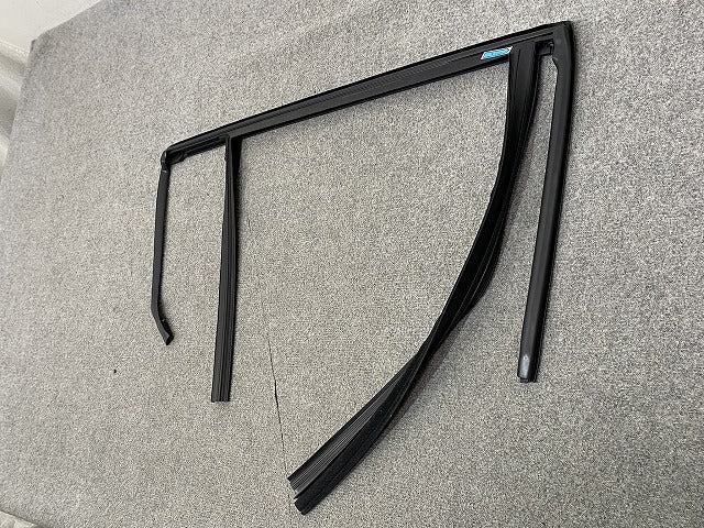 新品!V60 FB/FD 系 純正 左 リア ドア ガラスランチャンネル 312 533 14 31352555 ブラック ボルボ(150415)