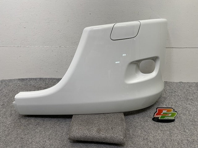新車取り外し!エルフ 純正 左 フロント バンパー カバー 3X 2251L ホワイト ソリッド いすゞ(150433)
