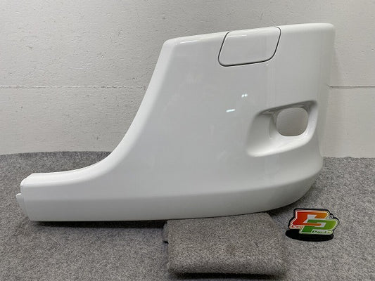 新車取り外し!エルフ 純正 左 フロント バンパー カバー 3X ホワイト ソリッド いすゞ(150434)