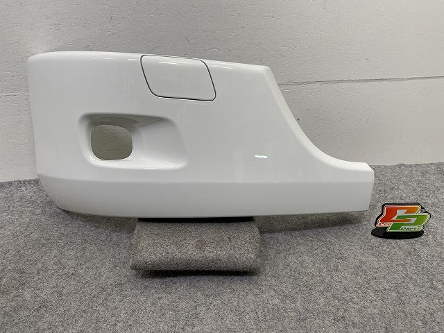 新車取り外し!エルフ 純正 右 フロント バンパー カバー 1X 2245L ホワイト ソリッド いすゞ(150436)