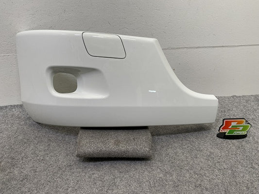 新車取り外し!エルフ 純正 右 フロント バンパー カバー 1X 2245L ホワイト ソリッド いすゞ(150436)