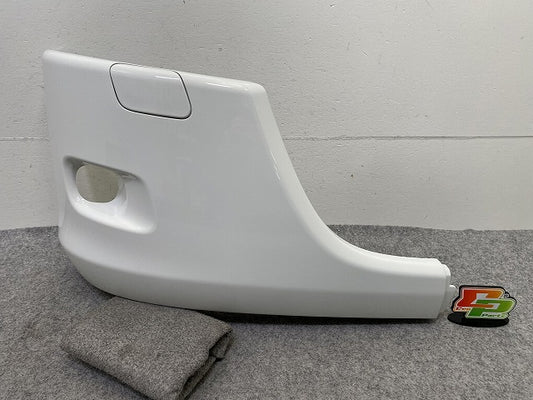 新車取り外し!エルフ 純正 右 フロント バンパー カバー 3X 2251R ホワイト ソリッド いすゞ(150437)