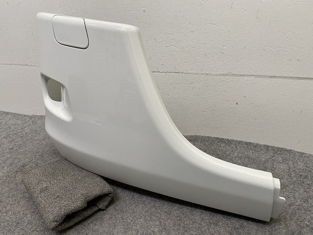 新車取り外し!エルフ 純正 右 フロント バンパー カバー 3X 2251R ホワイト ソリッド いすゞ(150437)