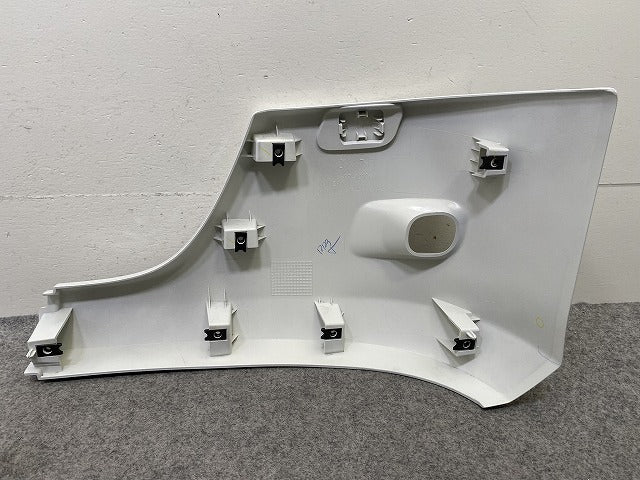 新車取り外し!エルフ 純正 右 フロント バンパー カバー 3X 2251R ホワイト ソリッド いすゞ(150437)