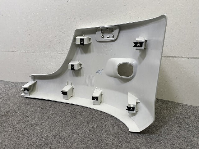 新車取り外し!エルフ 純正 右 フロント バンパー カバー 3X 2251R ホワイト ソリッド いすゞ(150437)