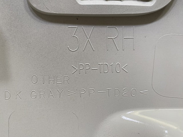 新車取り外し!エルフ 純正 右 フロント バンパー カバー 3X 2251R ホワイト ソリッド いすゞ(150437)