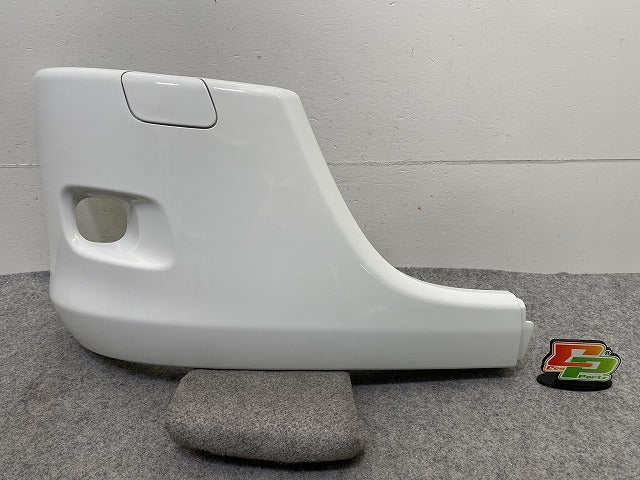 新車取り外し!エルフ 純正 右 フロント バンパー カバー 3X 2251R ホワイト ソリッド いすゞ(150438)