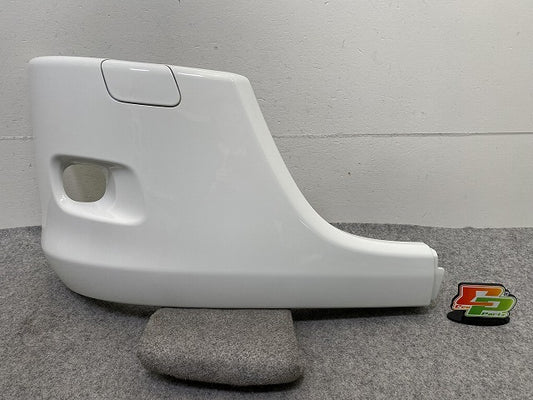 新車取り外し!エルフ 純正 右 フロント バンパー カバー 3X 2251R ホワイト ソリッド いすゞ(150438)