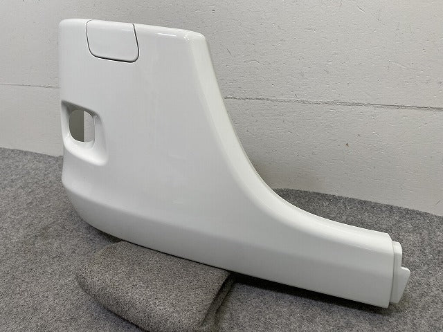 新車取り外し!エルフ 純正 右 フロント バンパー カバー 3X 2251R ホワイト ソリッド いすゞ(150438)