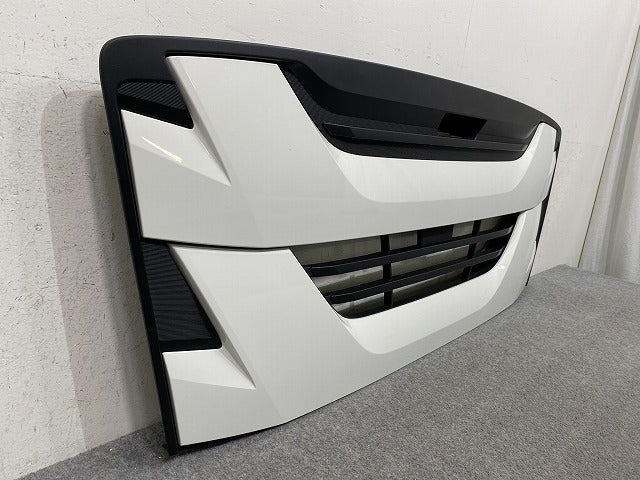 新車取り外し!ギガ 大型 2代目 2015- グリル/ラジエーターグリル ホワイト メタリック いすゞ(150471)