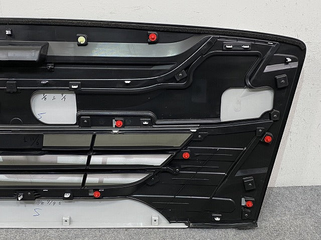 新車取り外し!ギガ 大型 2代目 2015- グリル/ラジエーターグリル ホワイト メタリック いすゞ(150471)