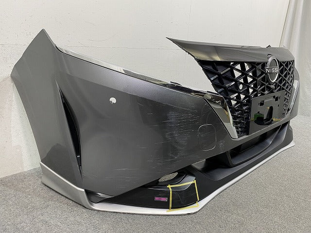 ノート/NOTE E13/SNE13 純正 前期 フロント バンパー スポイラーグリル付 Fバンパー 62022 6XJ0H ダークメタルグレー KAD 日産(150571)