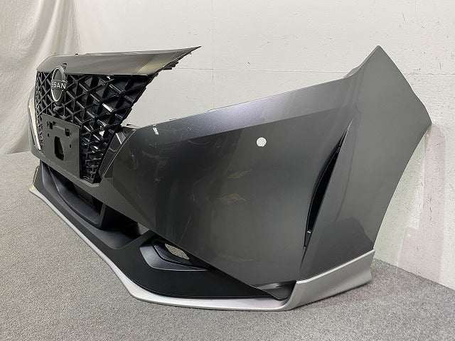 ノート/NOTE E13/SNE13 純正 前期 フロント バンパー スポイラーグリル付 Fバンパー 62022 6XJ0H ダークメタルグレー KAD 日産(150571)