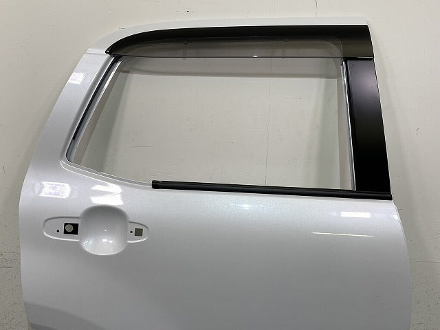 ライズ/ロッキー A200S/A210S/A200A/A210A/A202A 純正 右 リア ドア バイザー付 RH シャイニングホワイトパール W25 トヨタ(150615)