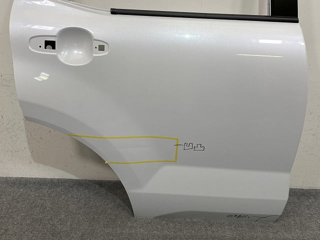 ライズ/ロッキー A200S/A210S/A200A/A210A/A202A 純正 右 リア ドア バイザー付 RH シャイニングホワイトパール W25 トヨタ(150615)
