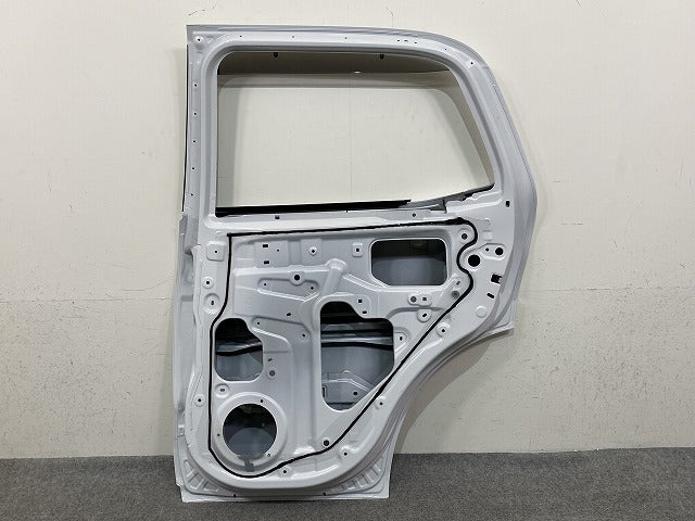 ライズ/ロッキー A200S/A210S/A200A/A210A/A202A 純正 右 リア ドア バイザー付 RH シャイニングホワイトパール W25 トヨタ(150615)