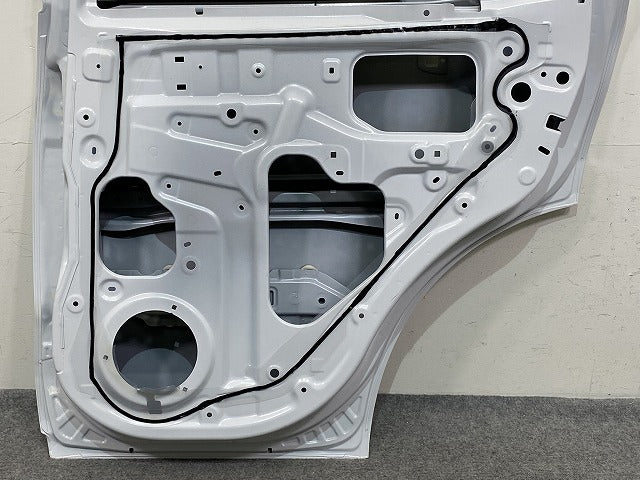ライズ/ロッキー A200S/A210S/A200A/A210A/A202A 純正 右 リア ドア バイザー付 RH シャイニングホワイトパール W25 トヨタ(150615)