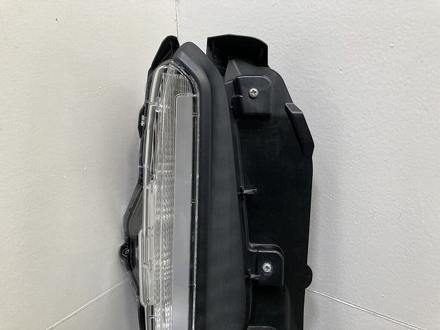 ヤリスクロス MXPB10/MXPB15/MXPJ10/MXPJ15 純正 右 フォグランプ/フォグライト LED デイライト RH KOITO 52-328 81430-52050(150621)