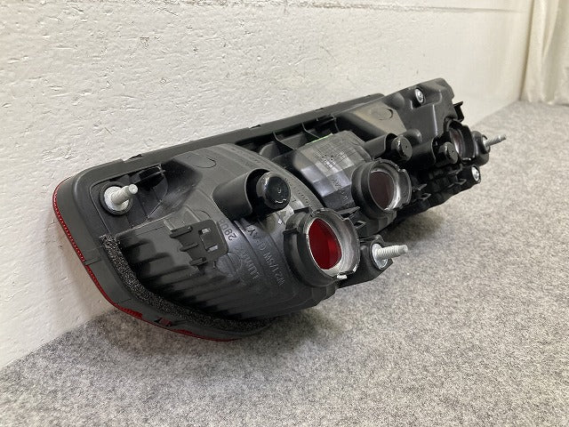 ジムニー JB64W 純正 右 テールランプ/ライト/レンズ ハロゲン RH 2907 スズキ(150670)