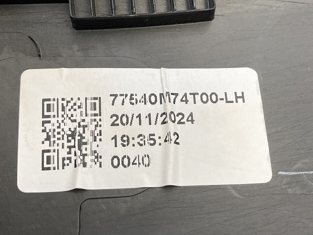フロンクス WDB3S 純正 左 リア ドア サイドパネル スプラッシュガード LH 77541-74T0 スズキ(150751)
