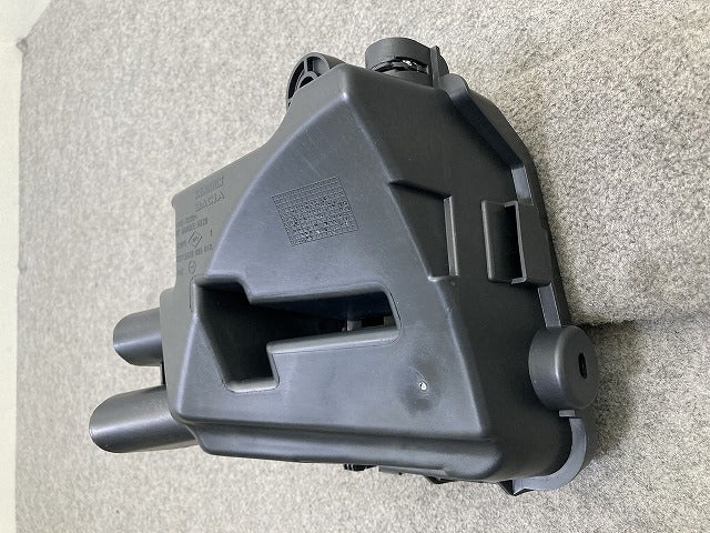 新品!ルーテシア RH5F 純正 エンジンルーム ヒューズボックス 下側ケース 2438 095 84R 24380-9584R 未塗装 ルノー(150771)